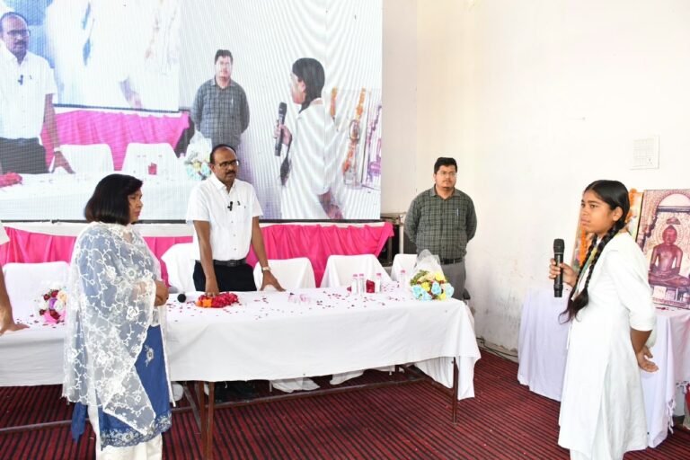 एम डी जैन इंटर कॉलेज में जिलाधिकारी ने विद्यार्थियों को दिए कैरियर मार्गदर्शन और परीक्षा की तैयारी के महत्वपूर्ण टिप्स 204241db 0a85 4b31 ad10 55fe520515f4