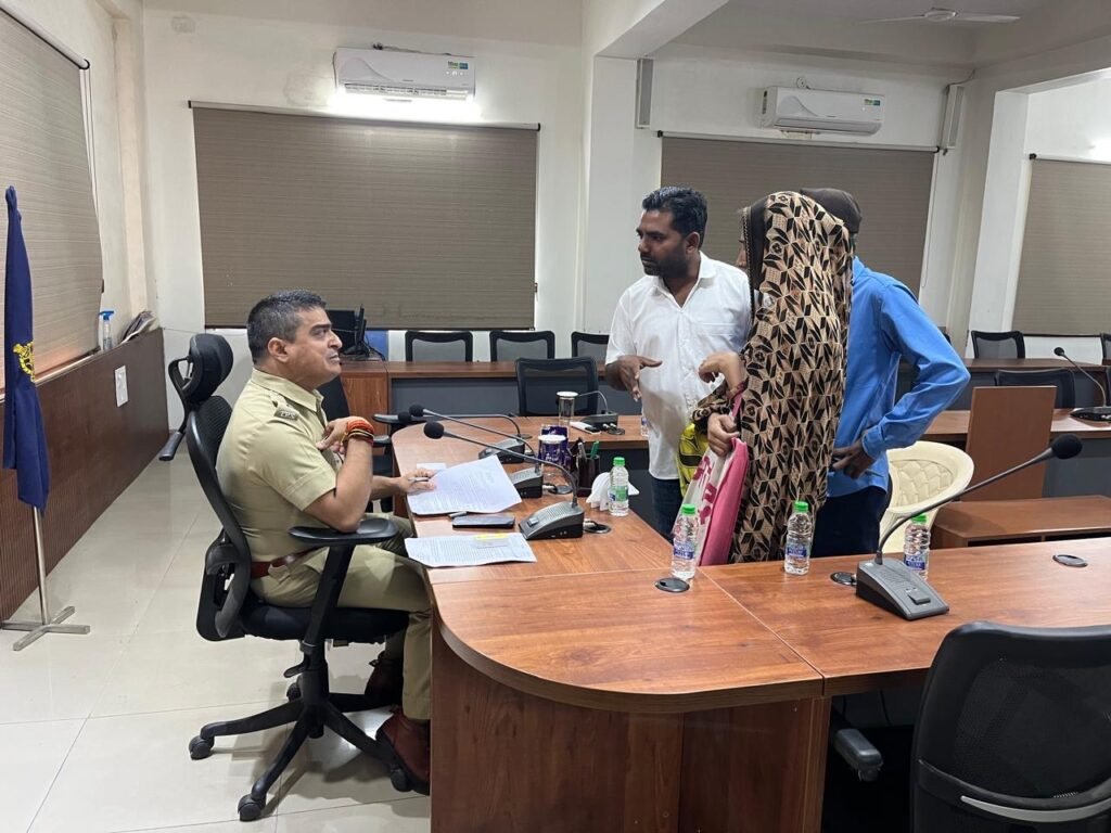मंदसौर पुलिस की जनसुनवाई: 57 आवेदकों की शिकायतें सुनीं, अधिकारियों को तत्काल कार्रवाई के निर्देश 3f904ac8 b286 4fac a6d7 0fedfd650a91