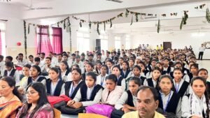 गोंडी कला को कैनवास से बाजार तक पहुंचाने की पहल, साड़ी-टीशर्ट और बैग पर हुनर उकेर रहे विद्यार्थी 448235b1 2903 4e68 b341 cbbcacc575d0