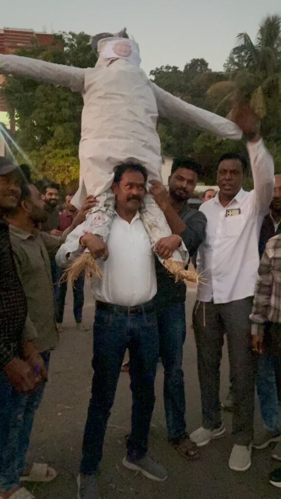 दमुआ नगर में खड़गे की टिप्पणी पर बवाल, बीजेपी युवा मोर्चा ने फूंका पुतला 3 46f1c8c6 2ae4 43e8 be07 c434a4562753