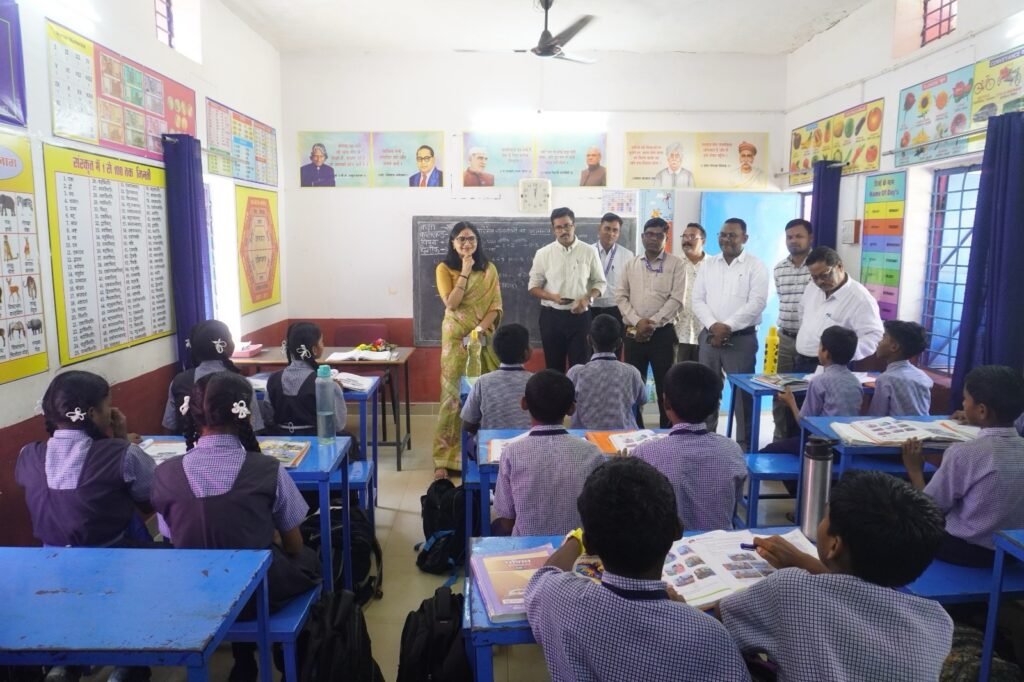 नीति आयोग की केंद्रीय प्रभारी अधिकारी ऋचा प्रकाश चौधरी ने गरियाबंद-मैनपुर का किया निरीक्षण 1 4cf65198 67c5 41ec b447 3a75814b1dca