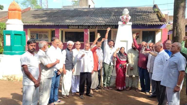 गांधी जयंती पर कांग्रेसजनों ने महात्मा गांधी को किया नमन, सत्य-अहिंसा के आदर्शों पर चलने का लिया संकल्प 582e5380 287c 48aa 9ace 4978dee4b265