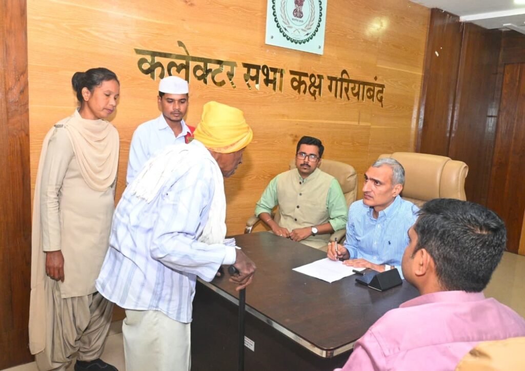 जनदर्शन में कलेक्टर रणबीर शर्मा ने सुनीं जनता की समस्याएं, 51 आवेदनों पर कार्रवाई के निर्देश 1 5a0f8a9e d92f 4221 b80b a9444c89ef48