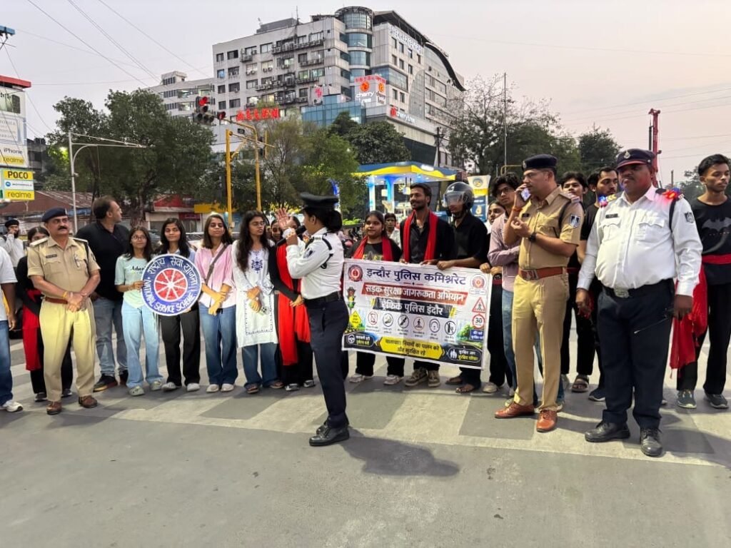 देवी अहिल्या विवि के NSS छात्रों के साथ ट्रैफिक पुलिस ने चलाया सड़क सुरक्षा अभियान, वाहन चालकों को दिलाई शपथ 1 5e05860c a927 4f1d 83d4 6c0c71dada53