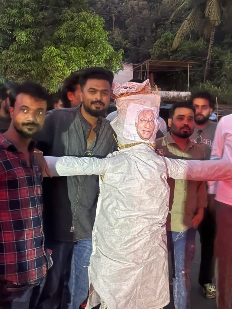 दमुआ नगर में खड़गे की टिप्पणी पर बवाल, बीजेपी युवा मोर्चा ने फूंका पुतला 1 7d390220 c857 4531 b70b ed14f15d6065