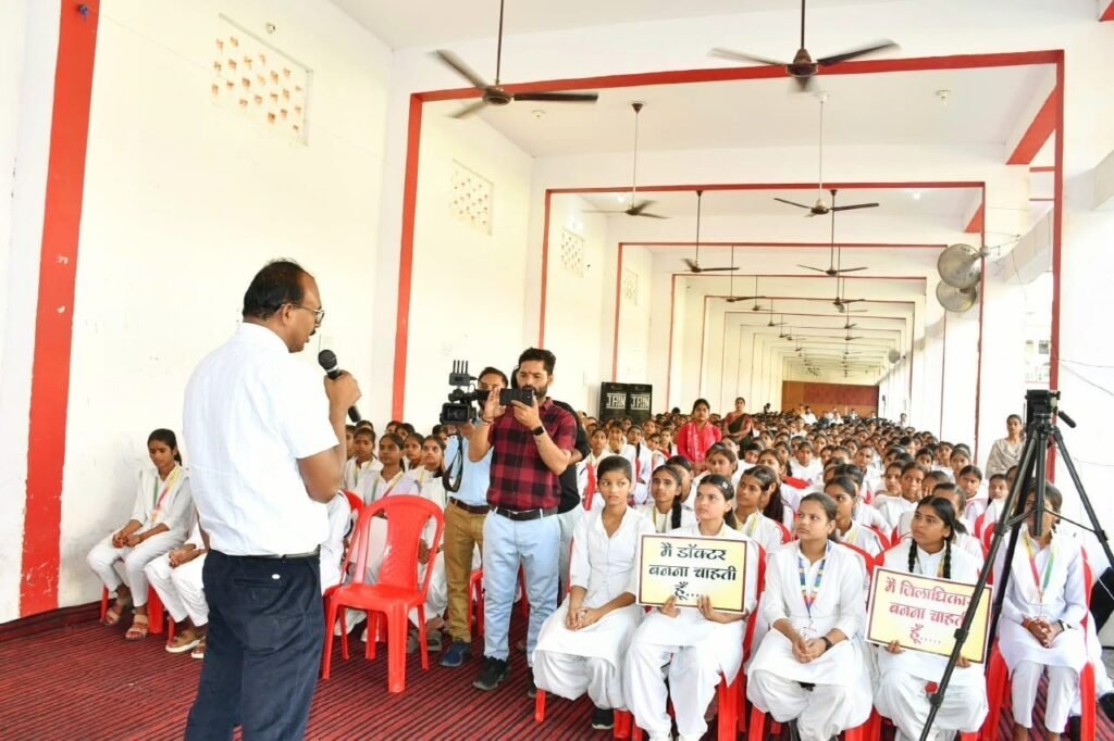 एम डी जैन इंटर कॉलेज में जिलाधिकारी ने विद्यार्थियों को दिए कैरियर मार्गदर्शन और परीक्षा की तैयारी के महत्वपूर्ण टिप्स 1 7e426a94 121d 4bbb 9701 b76c19b9be69