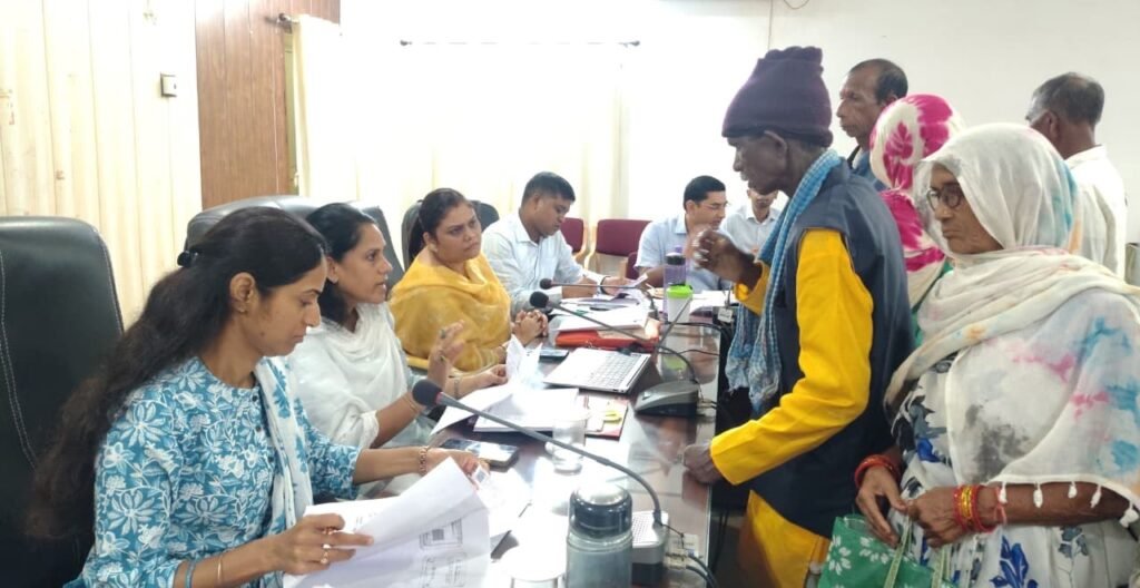 कलेक्टर संतन देवी जांगड़े ने जनदर्शन में सुनी आम नागरिकों की समस्याएं, निराकरण के लिए संबंधित अधिकारियों को दिए निर्देश 1 87b4ad40 3e86 4f0b a101 2f47c5f9ac02
