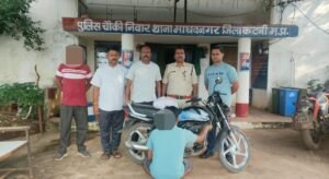 निवार पुलिस ने घेराबंदी कर 02 किल 173 ग्राम गांजा और मोटर साइकिल मोटरसाइकिल सहित गिरफ्तारी, अदालत के आदेश पर भेजा गया जेल WhatsApp Image 2026 10 02 at 23.43.54