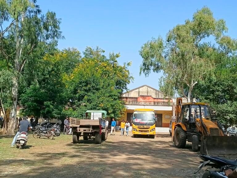 नीमच में सरकारी जमीन पर प्रशासन का बड़ा एक्शन, जीवाजी राव छात्रावास परिसर में भारी पुलिस बल के साथ कब्जा बहाली की कार्रवाई शुरू WhatsApp Image 2026 10 03 at 10.29.16