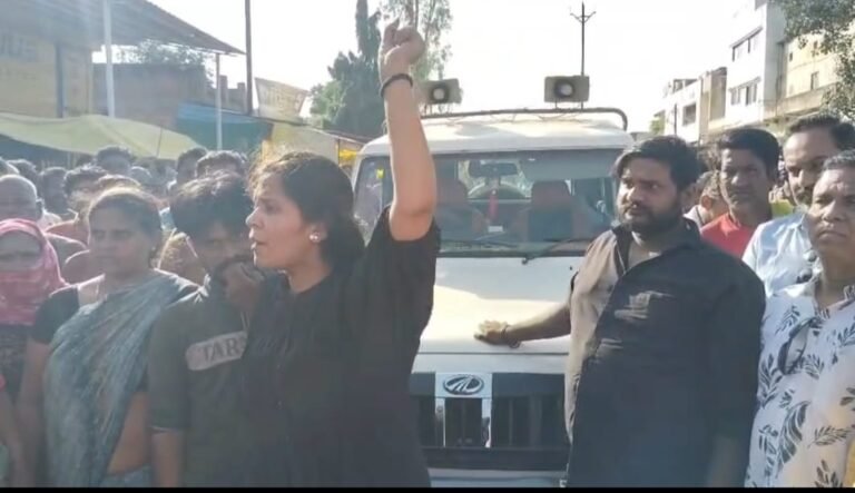 कुठला थाना मामला: दलपत पटेल की मौत के बाद भड़का आक्रोश, इंदिरा नगर तिराहे पर शव रखकर चक्काजाम WhatsApp Image 2026 10 03 at 17.00.52