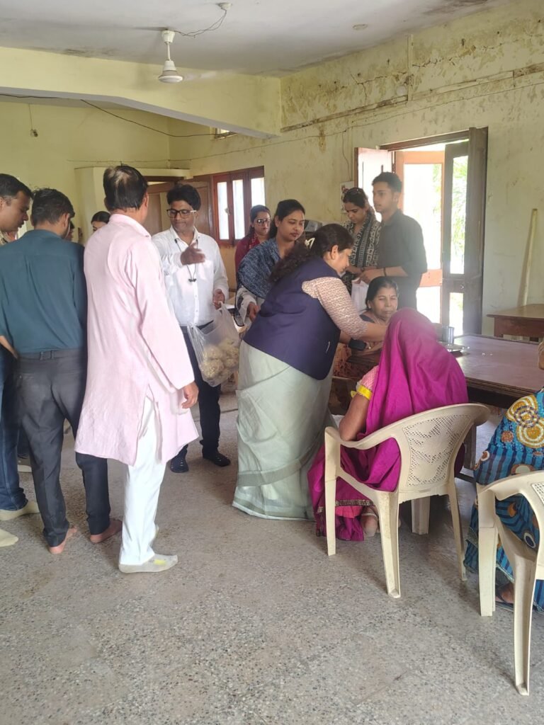सेवा संकल्प के तहत वृद्धजनों की सेवा में आगे आए सीएमसीएलडीपी के विद्यार्थी WhatsApp Image 2026 10 04 at 19.31.45