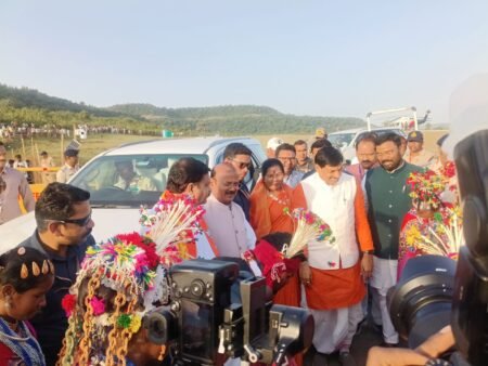 मुख्यमंत्री माननीय मोहन यादव से भेंट के दौरान किसानों के ज्वलंत विषयों पर चर्चा की गई:- प्रदीप राय WhatsApp Image 2026 10 04 at 20.42.03