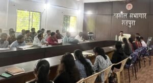 नामांतरण से सीमांकन तक लंबित मामलों की समीक्षा, एसडीएम ने दिए त्वरित निराकरण के निर्देश WhatsApp Image 2026 10 05 at 19.49.15