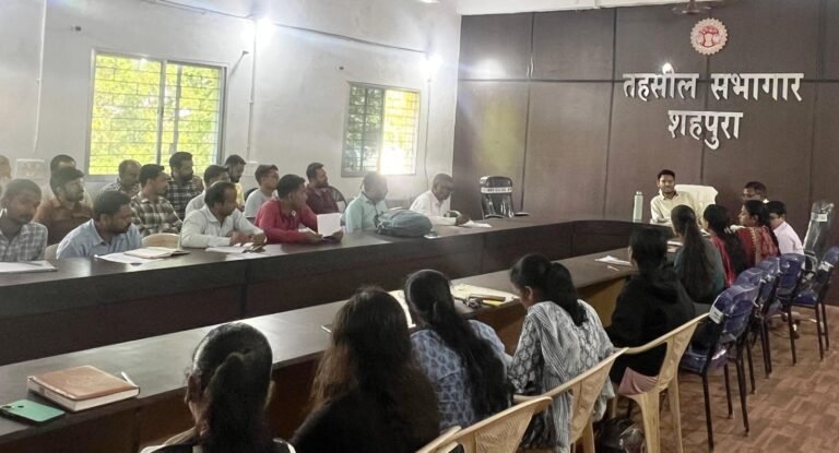 नामांतरण से सीमांकन तक लंबित मामलों की समीक्षा, एसडीएम ने दिए त्वरित निराकरण के निर्देश WhatsApp Image 2026 10 05 at 19.49.15