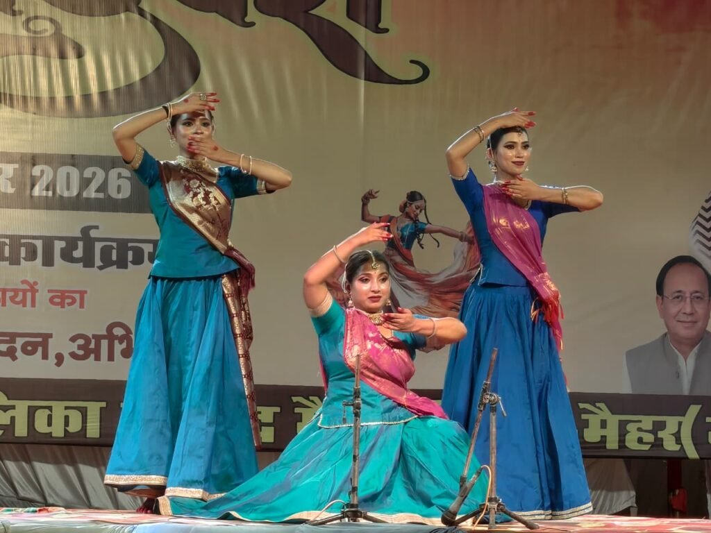 मैहर गौरव दिवस पर रंगारंग सांस्कृतिक कार्यक्रमों ने बांधा समां WhatsApp Image 2026 10 06 at 09.58.21