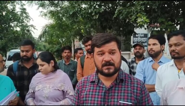 बहोरीबंद SDM पर चार पटवारियों को कार्यालय में रोकने और जबरन स्वामित्व योजना का काम कराने के गंभीर आरोप WhatsApp Image 2026 10 09 at 18.48.56