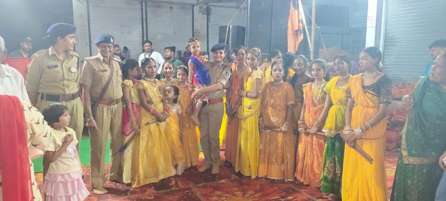 नवरात्रि में शक्ति मोबाइल बनी महिलाओं की सुरक्षा कवच WhatsApp Image 2026 10 15 at 15.01.44 1