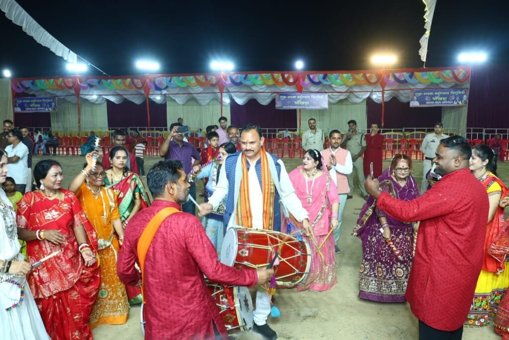 गरबा सीजन-3 में छाया भक्ति और उत्साह का रंग, पत्नी संग गरबा की ताल पर झूमे स्वास्थ्य मंत्री श्याम बिहारी जायसवाल WhatsApp Image 2026 10 15 at 18.14.13