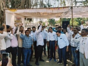 गरियाबंद में पटवारियों के आंदोलन ने पकड़ा उग्र रूप, चार सदस्यों के निलंबन से भड़का आक्रोश WhatsApp Image 2026 10 16 at 13.42.49