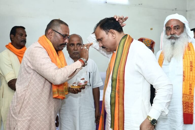 कुछ लोग हमारी संस्कृति को खत्म करने की साजिश कर रहे हैं, किंतु मैं ऐसा होने नहीं दूँगा: क्षत्रिय समाज द्वारा आयोजित शस्त्र पूजा कार्यक्रम में बोले मंत्री WhatsApp Image 2026 10 19 at 11.23.58