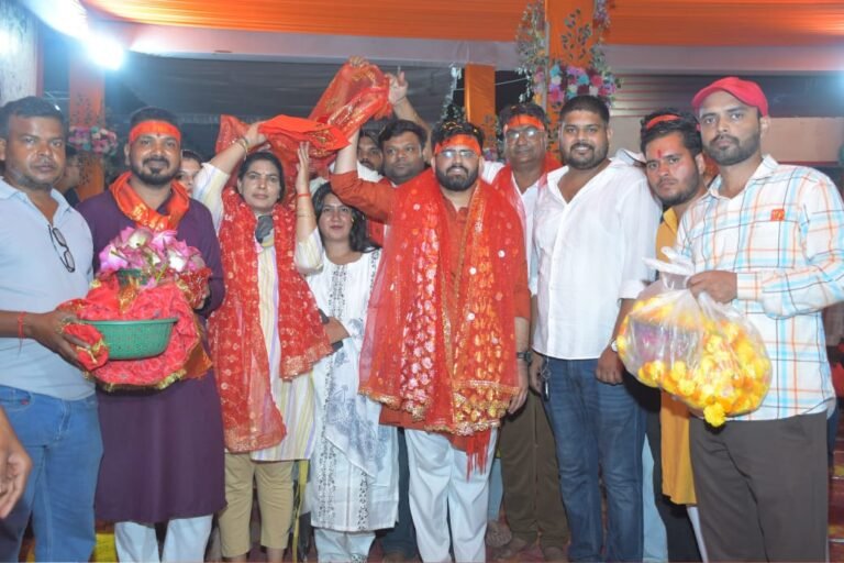 बिलासपुर में आस्था का महासैलाब: अरपा तट से 125 फीट चुनरी के साथ निकली ऐतिहासिक चुनरी यात्रा, जनसैलाब में डूबा शहर WhatsApp Image 2026 10 19 at 13.13.36