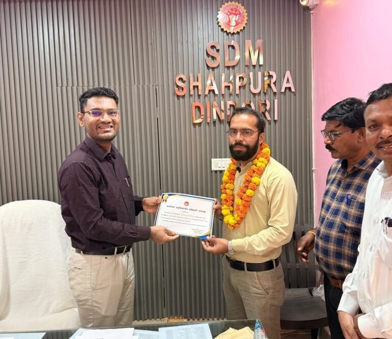 103 रजिस्ट्रियां, शानदार प्रदर्शन! पटवारी सतेंद्र तिवारी को एसडीएम फरहान इरफान जमादार ने किया सम्मानित WhatsApp Image 2026 10 23 at 20.27.20