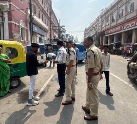 यातायात पुलिस की त्वरित कार्रवाई, 15 शिकायतों का किया निराकरण WhatsApp Image 2026 10 24 at 14.05.05