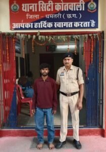 धमतरी में हथियार लहराकर दहशत फैलाने वाले गिरोह पर पुलिस का शिकंजा, मुख्य आरोपी गिरफ्तार। WhatsApp Image 2026 10 24 at 17.57.49