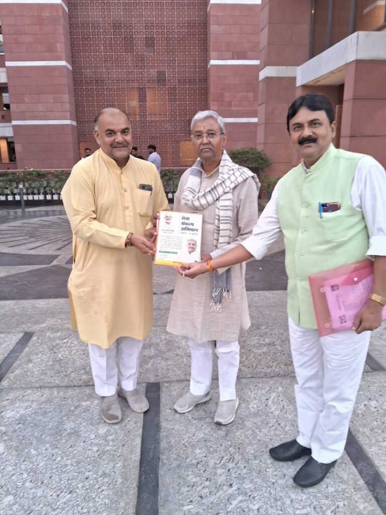 दिल्ली प्रवास में संदीप रघुवंशी ने केंद्रीय संगठन को भेंट की ‘ दृष्टि है तो सृष्टि पुस्तिका WhatsApp Image 2026 10 26 at 10.16.02