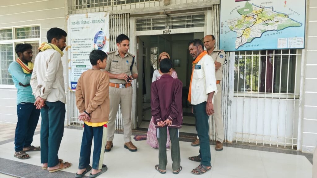 जुन्नारदेव एकलव्य विद्यालय के छात्रावास से दो छात्र लापता, चार घंटे की तलाश के बाद मिले WhatsApp Image 2026 10 28 at 14.32.24