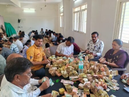 भादवामाता मंदिर की दानपेटी खुली: 18 लाख से अधिक की चढ़ावा राशि निकली, बैंक और सोसाइटी अमले ने की गिनती। acd30d43 605c 48f5 9db4 b36022deed8f