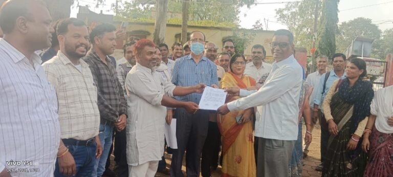 स्वामित्व योजना के अतिरिक्त कार्यों से पंचायत सचिव और रोजगार सहायक परेशान, कलेक्टर को सौंपा ज्ञापन afcc7a2a e3ac 4da9 8d2d e7f20933e51b