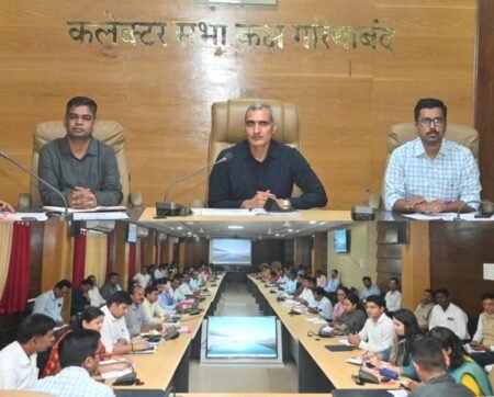 जनदर्शन में कलेक्टर रणबीर शर्मा ने सुनीं नागरिकों की समस्याएं, 42 आवेदनों पर त्वरित कार्रवाई के निर्देश c1a1314f 67fc 4f7a b021 fddab0c48b10