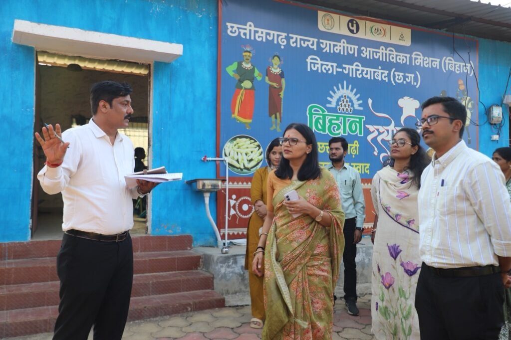 नीति आयोग की केंद्रीय प्रभारी अधिकारी ऋचा प्रकाश चौधरी ने गरियाबंद-मैनपुर का किया निरीक्षण 2 c7037314 d6ae 454a 8cbd 775b4ac17f10