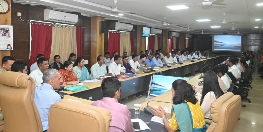 जनदर्शन में कलेक्टर रणबीर शर्मा ने सुनीं जनता की समस्याएं, 51 आवेदनों पर कार्रवाई के निर्देश 2 d4195115 6cd2 447a bdc0 235884c3b395