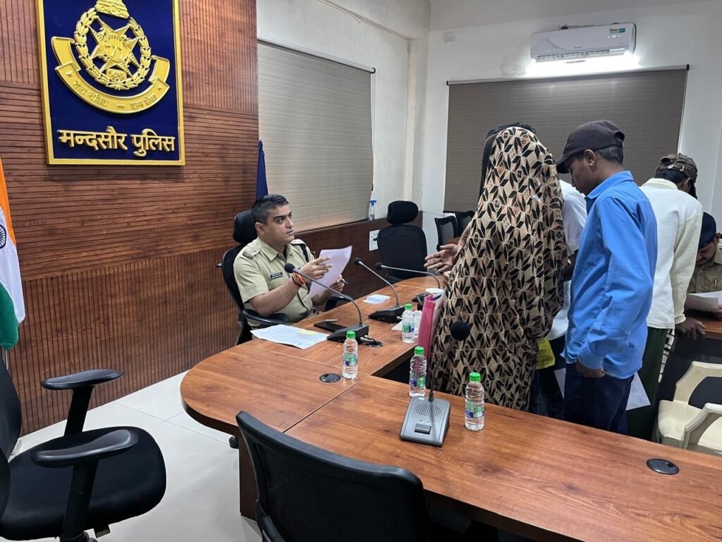 मंदसौर पुलिस की जनसुनवाई: 57 आवेदकों की शिकायतें सुनीं, अधिकारियों को तत्काल कार्रवाई के निर्देश 1 de883190 6e42 4531 8285 ce322045fabc