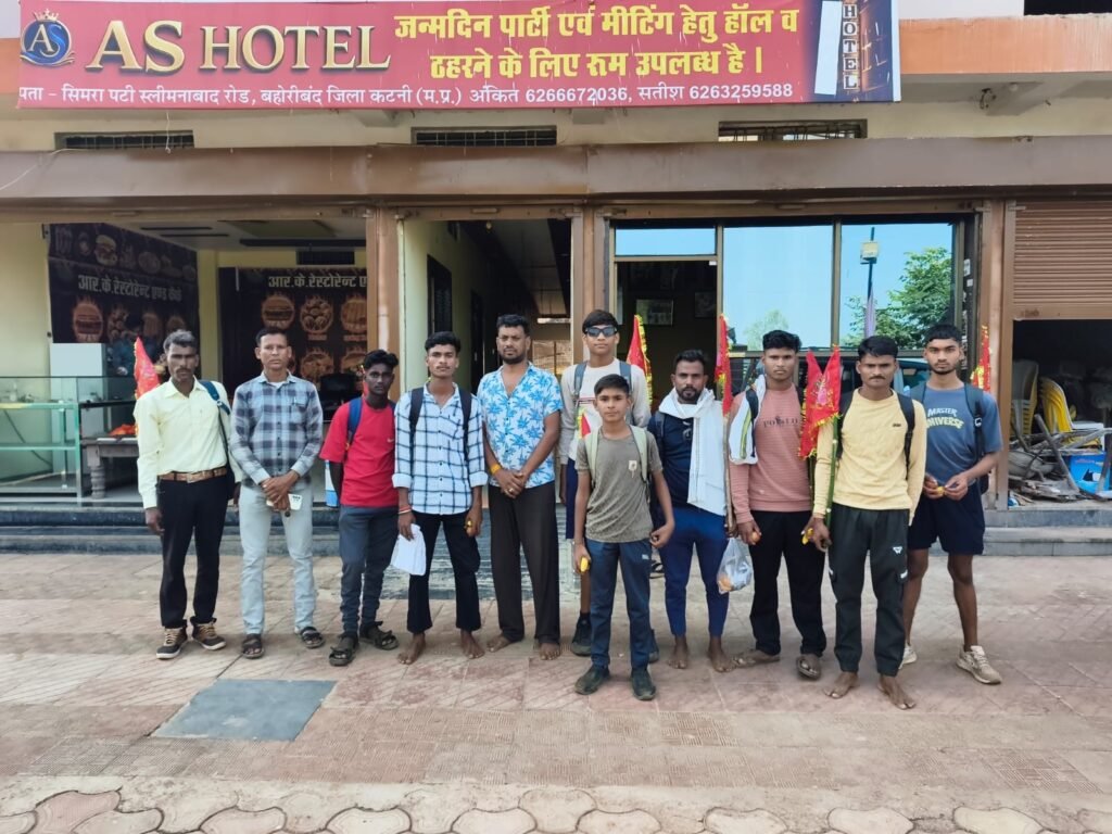 मैहर जाने वाले श्रद्धालुओं की सेवा में जुटे शिव भक्त 1 e9b85911 b3d2 4f30 89f5 0e1f989e1667