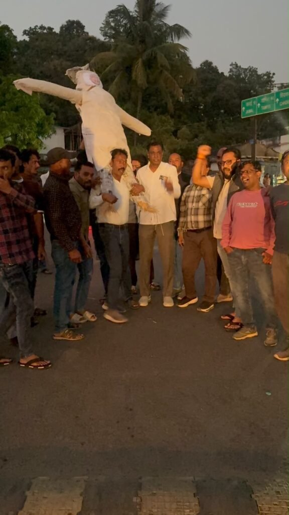 दमुआ नगर में खड़गे की टिप्पणी पर बवाल, बीजेपी युवा मोर्चा ने फूंका पुतला 2 ebf69c73 06c8 435b aeed 2459c7295874