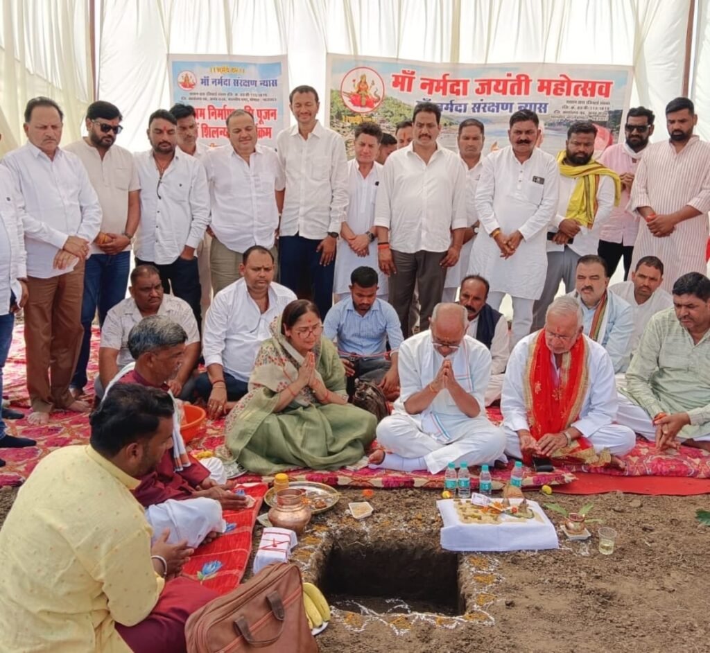 परिक्रमा वासियों को मिलेगी सौगात नर्मदा तट रोहिणी में आश्रम निर्माण का भूमि पूजन fe823229 818e 4c66 8409 66576ca5e442